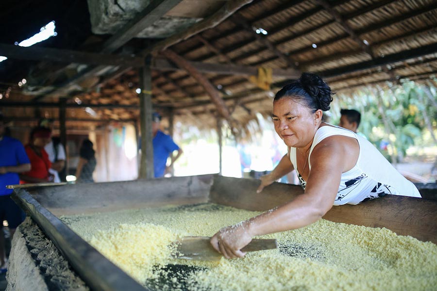 Découverte d'un peuple amazonien qui prépare de la nourriture