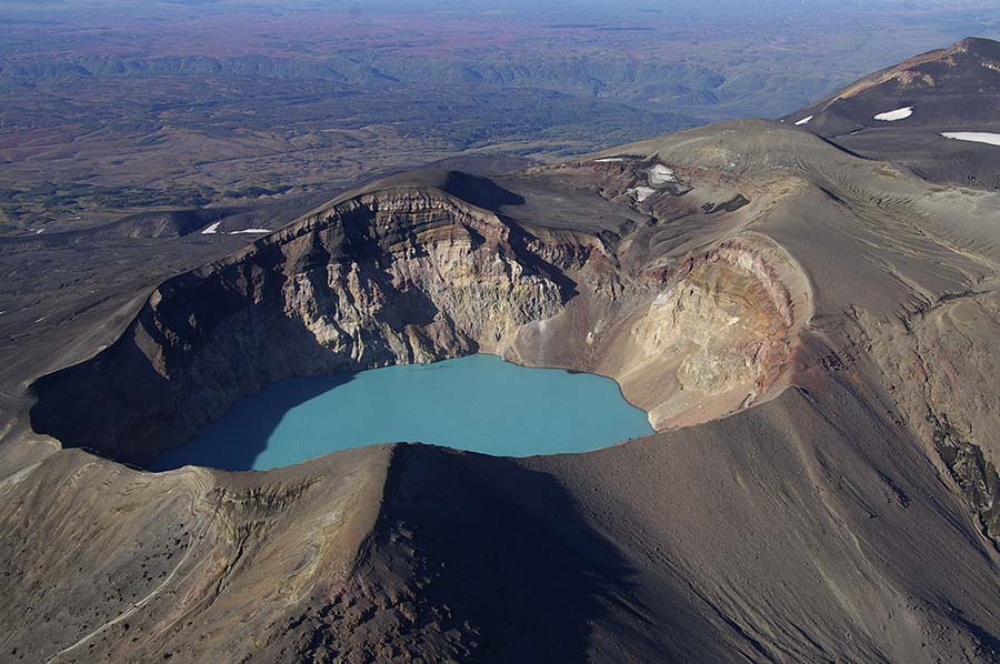 Observation du volcan au Kamchatka depuis l'hélicoptère.