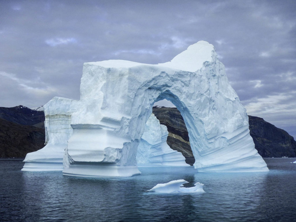 Navigation au coeur des icebergs géants au Groenland