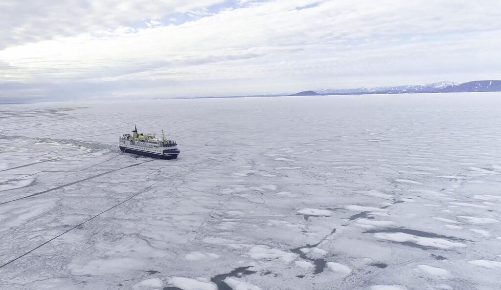 Ocean Nova sur la banquise - Croisière Arctique