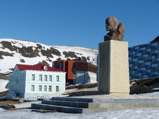 Préparation des croisières Grands Espaces au Spitzberg - Statue de Lenine à Barentsburg