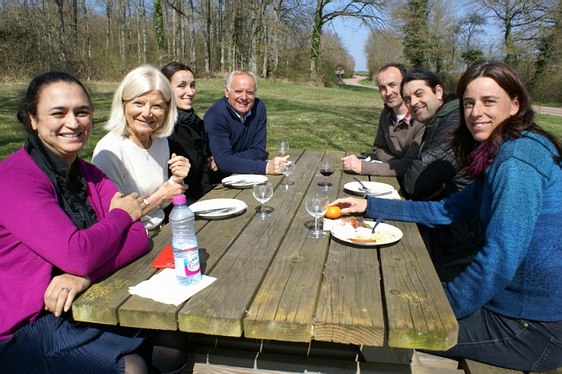 guides voyages polaires Idrissia Threstup, Christiane Drieux, Stephanie Allemand et Michel Medici à gauche, Agnès Brenières, David Alemand et Jean Marie Seveno à droite