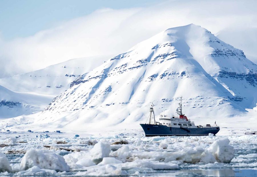 Navire Polarfront dans la banquise au Spitzberg