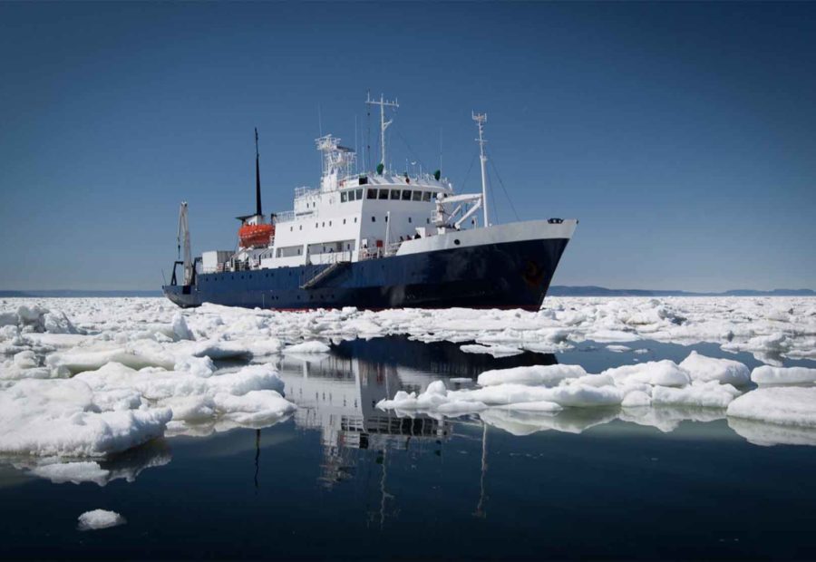 L'Akademik Shokalsky dans la banquise