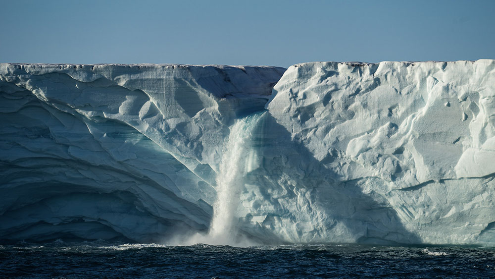 Cascade glacier Spitzberg