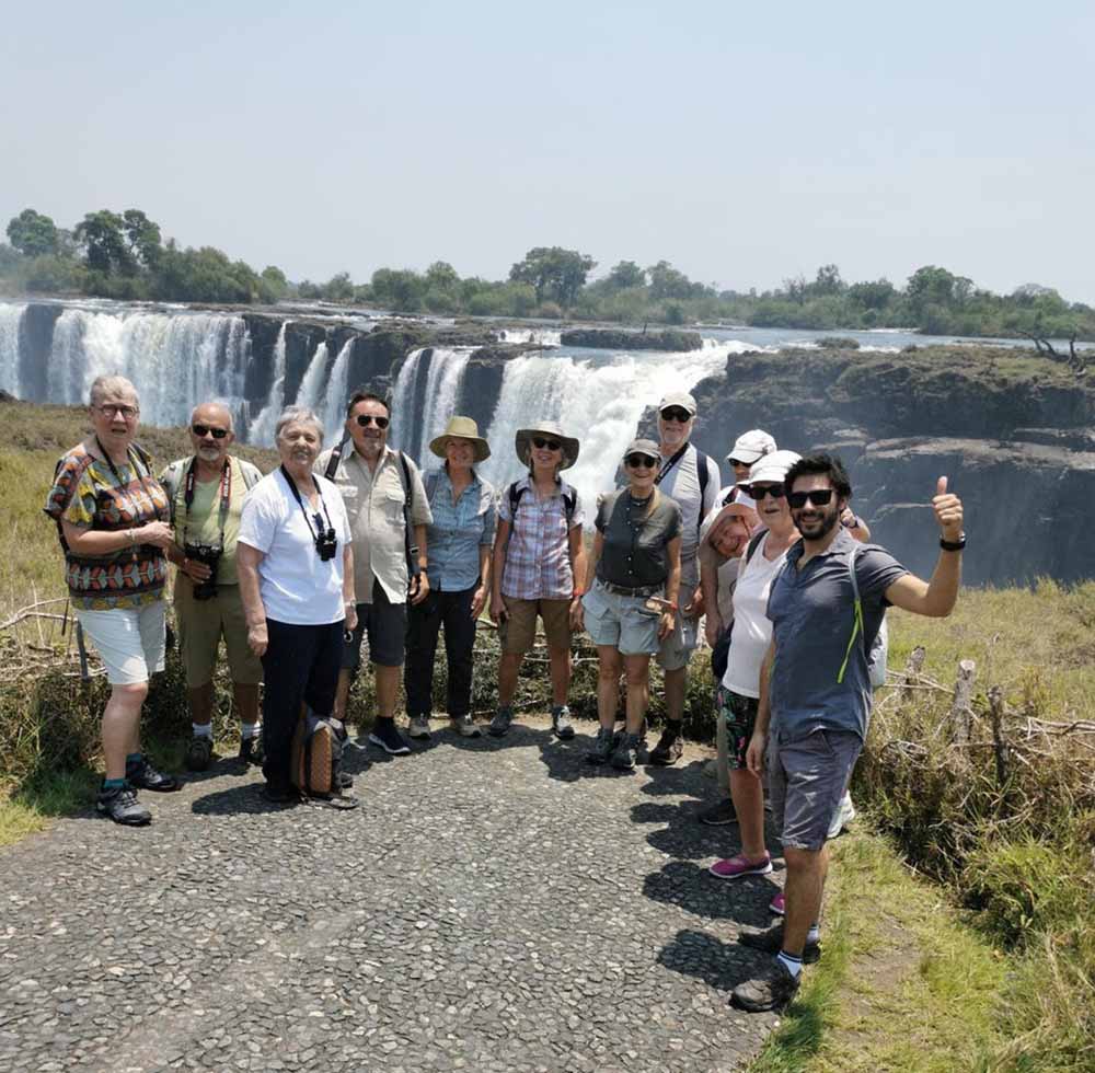 Photo de groupe devant les chutes victoria